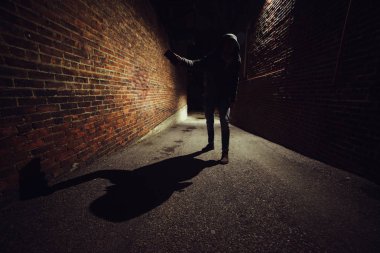 Karanlık gecede sokak mücadele anonim manyak adam. Soygun kavramı. Kendini savunma kavramı.