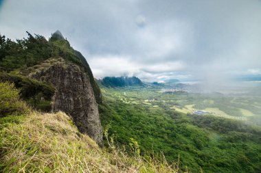 Vadiye yağmurlu bulutlu gün Hawaii Oahu adasında doğal havadan görünümü