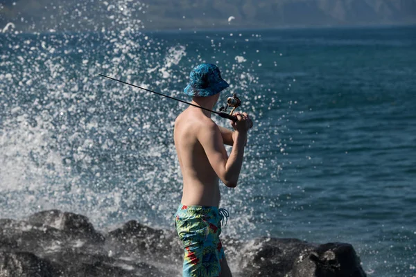 Hombre Pescando Playa Rocas Océano Tormenta Caluroso Día Verano —  Fotos de Stock