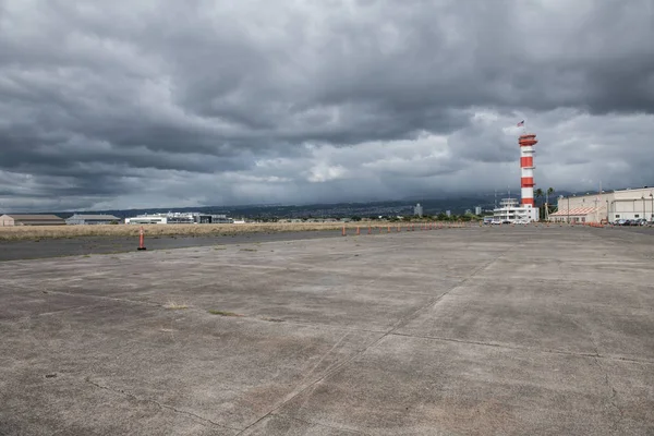 带控制塔的军事基地机场跑道 — 图库照片