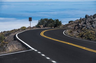 Dağ yolu asfalt yol eğrisi işareti ve işaretleme çizgili