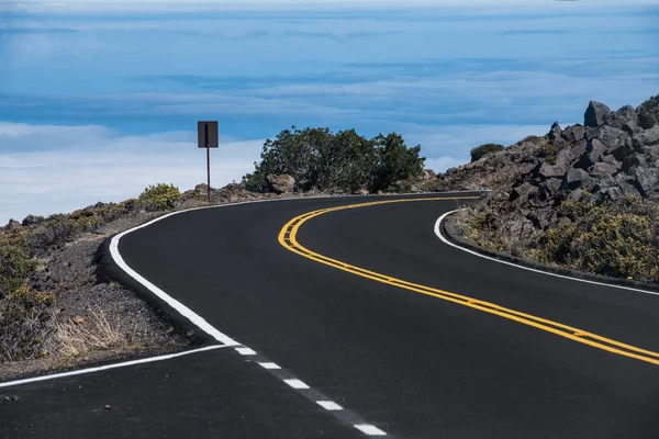 Βουνό Αυτοκινητόδρομο Άσφαλτο Δρόμο Καμπύλη Σημάδι Και Γραμμές Σήμανσης — Φωτογραφία Αρχείου