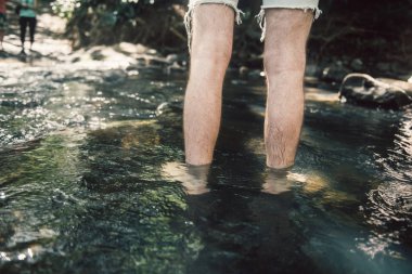 Küçük dağ nehir çıplak ayak izi hiking geçiş adam