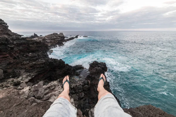 Man Sitter Ocean Cliff Edge Bär Flip Flops Och Shorts — Stockfoto