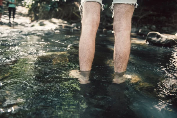 Mann Überquert Kleinen Gebirgsfluss Barfuß Auf Wanderweg — Stockfoto