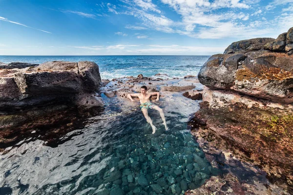 Hombre Vacaciones Isla Tropical Relax Baño Natural Del Océano —  Fotos de Stock