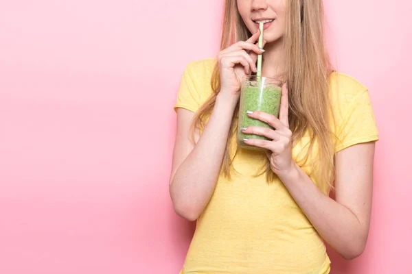 Leuke Jonge Vrouw Drinken Van Een Groene Glutenvrije Biologische Smoothie — Stockfoto