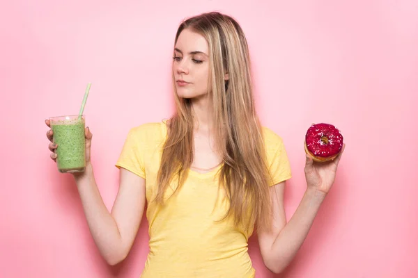 Mooi Meisje Het Selecteren Tussen Gezonde Groene Smoothie Van Glutenvrije — Stockfoto