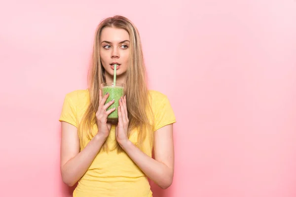 Carino Giovane Donna Che Beve Frullato Verde Pensa Una Sana — Foto Stock