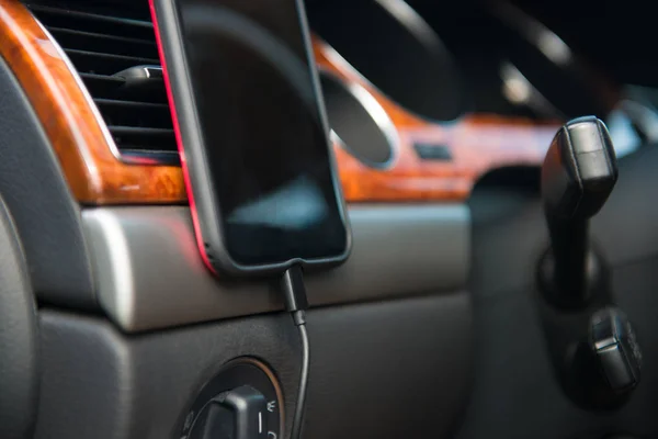 Зарядка Мобильного Телефона Автомобиле Магнит Держатель Мобильного Телефона Использовании — стоковое фото