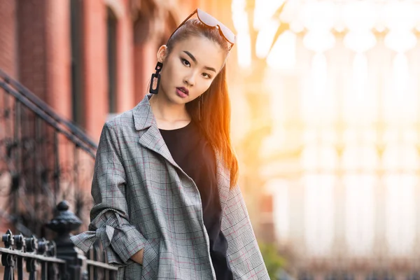 Hermosa Joven Modelo Asiática Mujer Caminando Fuera Casa Gran Ciudad —  Fotos de Stock