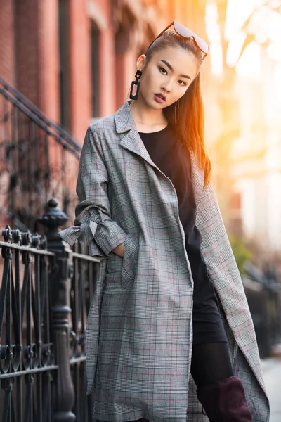 Bella Giovane Modella Asiatica Che Cammina Sulla Strada Della Città — Foto Stock