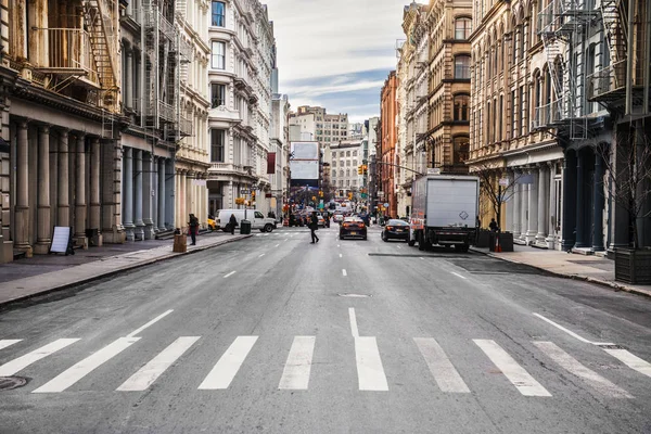Calle Asfaltada Ciudad Nueva York Concurridas Calles Intersección Con Tráfico —  Fotos de Stock