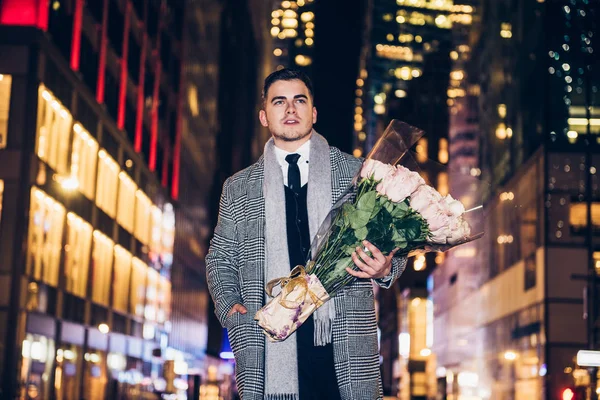 Hombre Guapo Caminando Fecha Con Ramo Flores Rosas Ciudad Noche — Foto de Stock