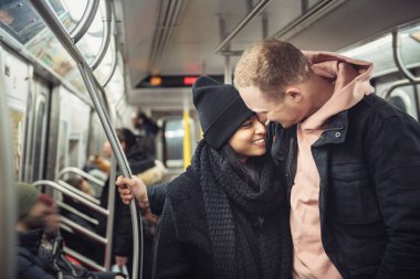 Mutlu genç turist iki New York City metro içinde seyahat etmek çevrede tren 