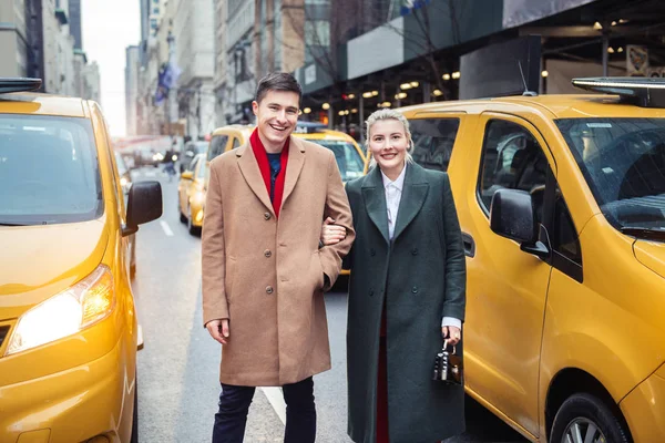 Gelukkige Jonge Volwassen Paar Lopen Uit Van Gele Taxi New — Stockfoto