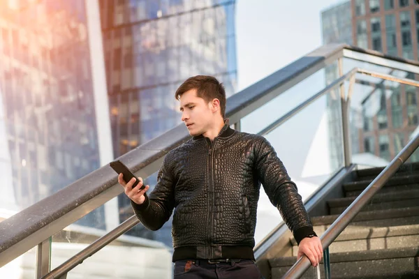 Successo Giovane Imprenditore Adulto Sms Telefono Nel Palazzo Degli Uffici — Foto Stock