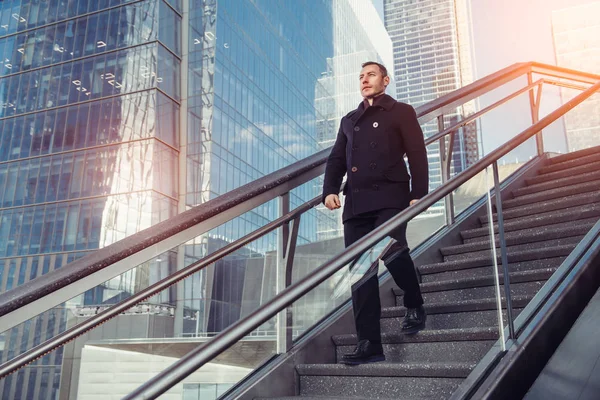 Ενήλικος Επιχειρηματίας Που Περπατάει Στα Σκαλιά Της Οικονομικής Περιφέρειας Της — Φωτογραφία Αρχείου