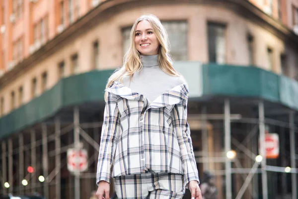 スタイリッシュな服装のスーツを着て街の通りを歩いている美しい笑顔の実業家 — ストック写真