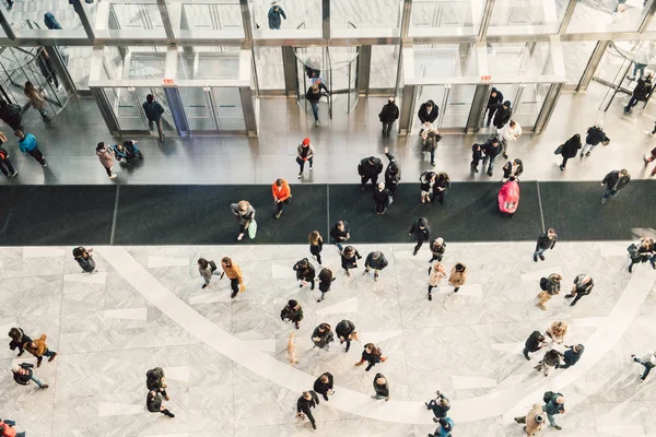 Pessoas Reúnem Andando Centro Negócios Entrada Shopping Vista Cima — Fotografia de Stock