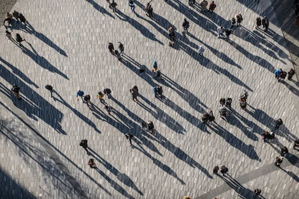 Vrcholu Města Sem Lidé Chodí Procházet Náměstí — Stock fotografie