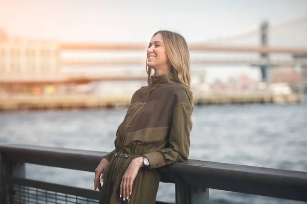 Modieuze Glimlachende Vrouw Draagt Lange Overall Outfit Poseren City River — Stockfoto