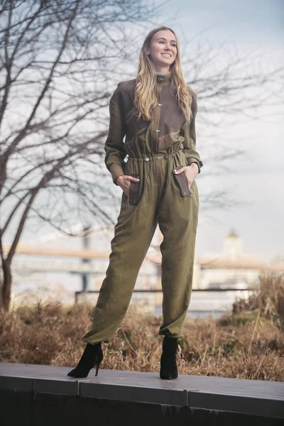 Modisch Lächelnde Frau Langen Overalls Posiert Der Stadt — Stockfoto