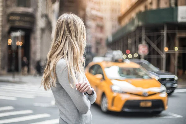 Blonda Femeie Picioare Strada Orașului Așteptare Pentru Taxi Masina Soare — Fotografie, imagine de stoc