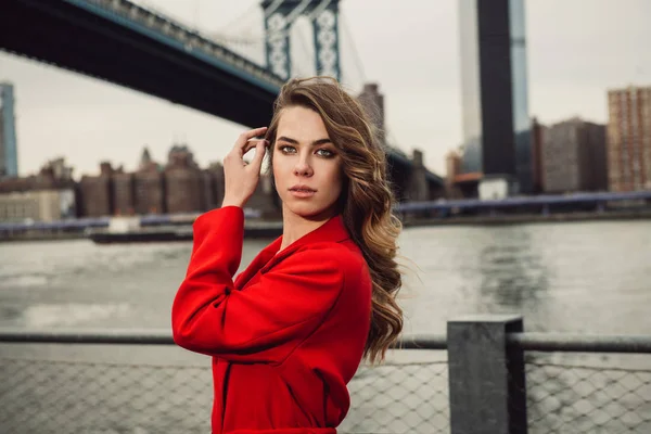 Beautiful Fashion Model Woman Posting New York City Wearing Red — Stock Photo, Image