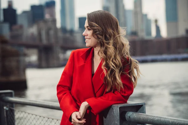 Empresária Elegante Com Penteado Encaracolado Sorrindo Olhando Para Lado — Fotografia de Stock