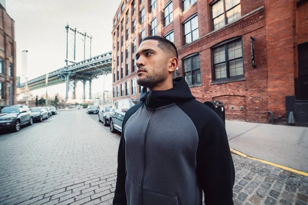 Hombre Atleta Motivado Está Listo Para Entrenamiento Deportivo Calle Ciudad — Foto de Stock