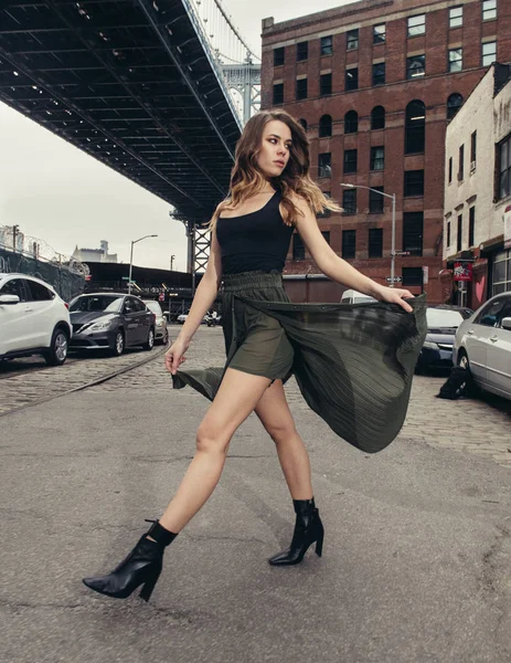 スタイリッシュなファッション モデル女の子ブラック トップと緑長いセクシーなスカートを着て街を歩く — ストック写真