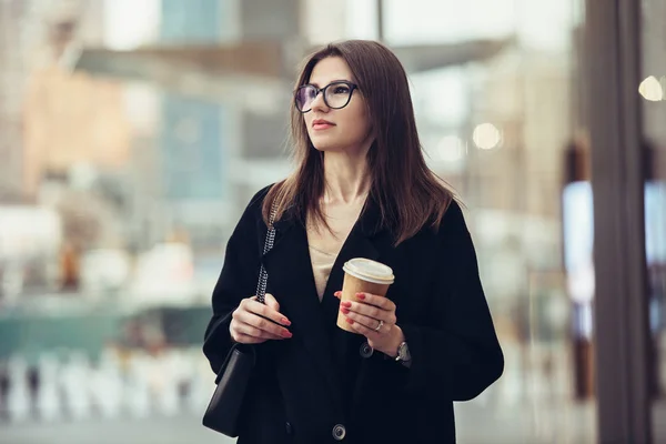 Hermosa Mujer Negocios Caucásica Caminando Oficina Calle Ciudad Con Taza — Foto de Stock