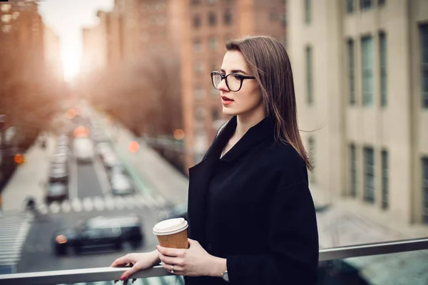 美しい若い大人のビジネス女性の朝の時間で市内のコーヒーを飲んで — ストック写真