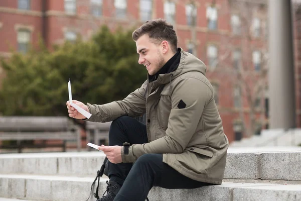 Happy Student Man Leest Goedkeuringsbrief College Examens Werkaanbieding Zittend Campus — Stockfoto