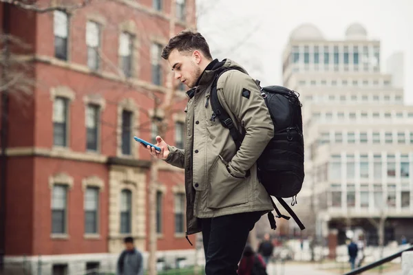 Student Man Tekst Mobiele Telefoon Wandelen City College Campus Met — Stockfoto