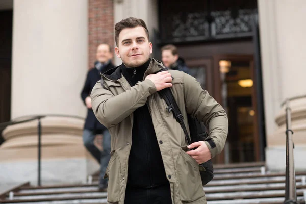 Estudiante Guapo Caminando Campus Universitario Con Una Mochila Clase —  Fotos de Stock