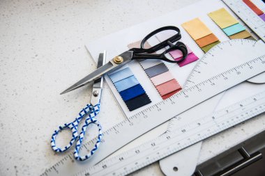 Taylor araçları makas, renk örnekleri, kural ve ölçüm bandı ile ayarlanır