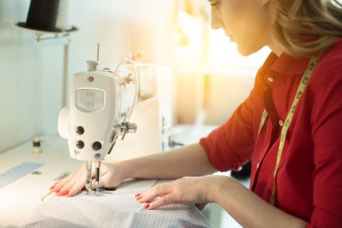 Profesyonel terzi tasarımcı kadın dikiş makinesi üzerinde yeni etek dikiş