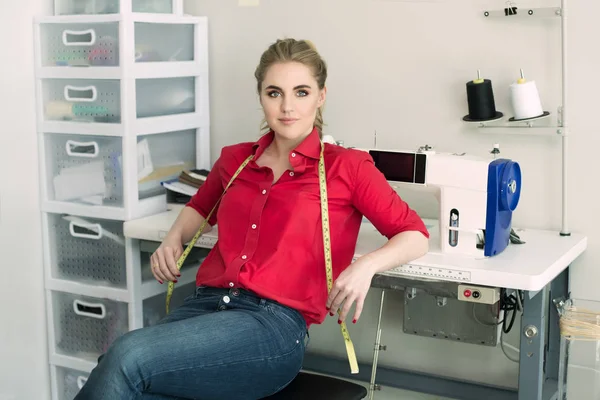 Mujer Diseño Medida Taller Posando Con Cinta Métrica Máquina Coser —  Fotos de Stock