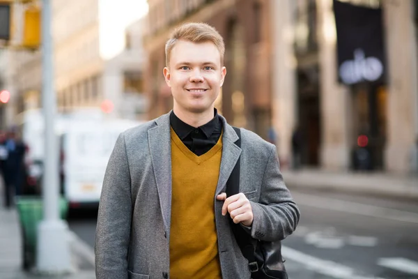 Stilig Student Man Med Ryggsäck Står City Street Tittar Kamera — Stockfoto