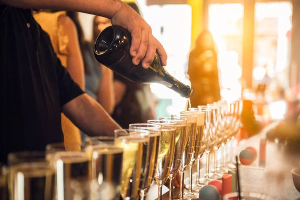 バーでパーティーイベントでグラスにシャンパンを注ぐウェイター — ストック写真