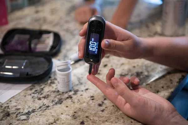 Donna Che Utilizza Sistema Misurazione Della Glicemia Diabetica Casa — Foto Stock