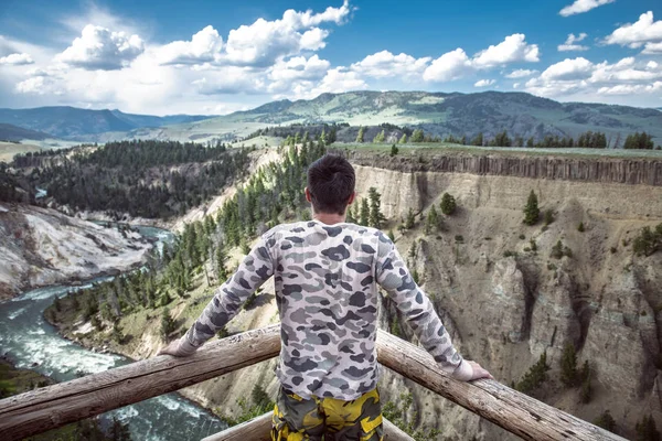 Tourist Man Geniet Van Het Uitzicht Mountain River Canyon Tijdens — Stockfoto