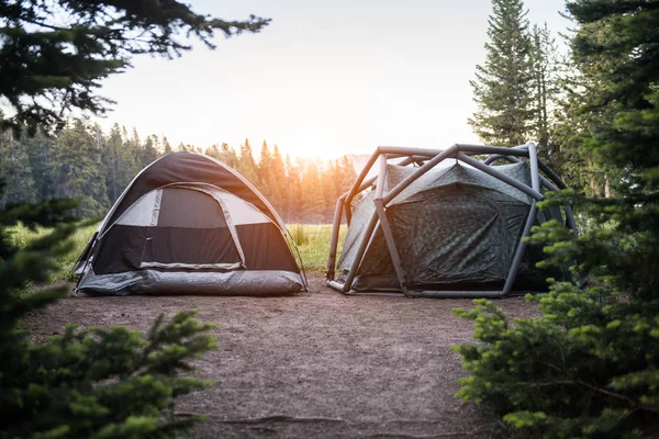 Två Moderna Tält Camping Yellowstone National Park Vid Solnedgången Tid — Stockfoto