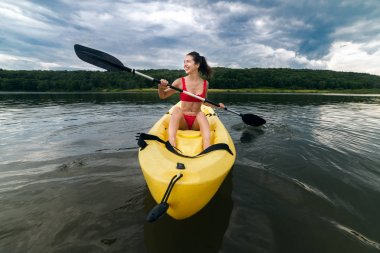 Mutlu kadın Orman Gölü üzerinde kayık teknede paddeling zevk