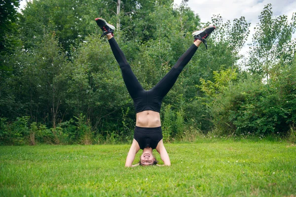 Mulher Sorridente Feliz Desfrutar Ioga Ginástica Fazendo Headstand Asana Prado — Fotografia de Stock