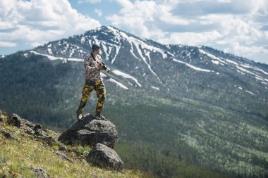 Turist adam fotoğrafçı fotoğraf çekmek ve Yellowstone Milli Parkı'nda dağların manzarasının keyfini çıkarın
