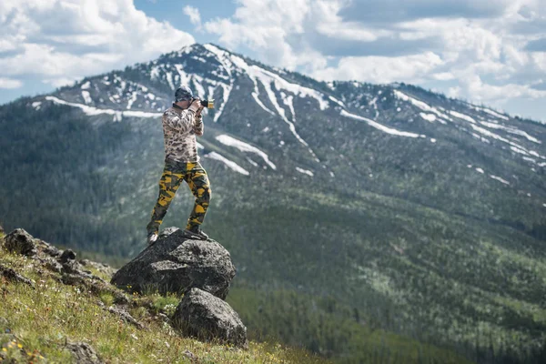 Professionele Fotograaf Man Die Foto Neemt Geniet Van Het Uitzicht — Stockfoto