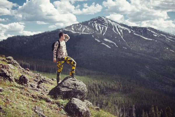 Opgewonden Man Wandelen Een Bergtop Met Rugzak Genieten Van Het — Stockfoto